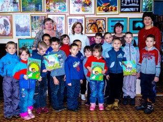 Дети из Дома ребёнка на выставке