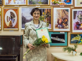 И. Шейхина около своих фоторабот