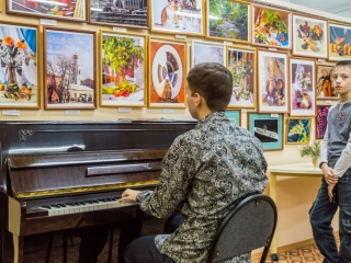 Играет Даниил Гроза