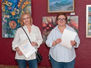 Вручение сертификата участника выставки. Сертификат вручен Оксане Чайчук