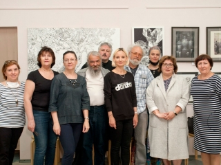 Фото участников развески выставки.
