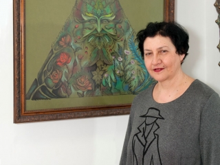 Елена Рипа около работы Юлии Воронцовой