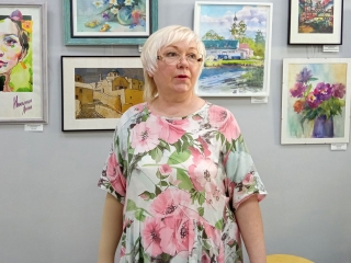 Натали Александрова открывает выставку.