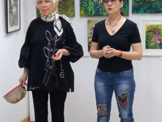 Выставку открывают Наталия Александрова и Елена Колесник