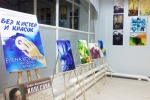 Экспозиция выставки в холле СГЭУ