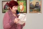 Валентина Соколова читает свое стихотворение, написанное под впечатлением от выставки
