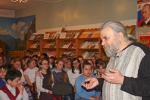 Юлий Васильевич Колесник рассказывает учащимся школ о работе издательства и создании книг